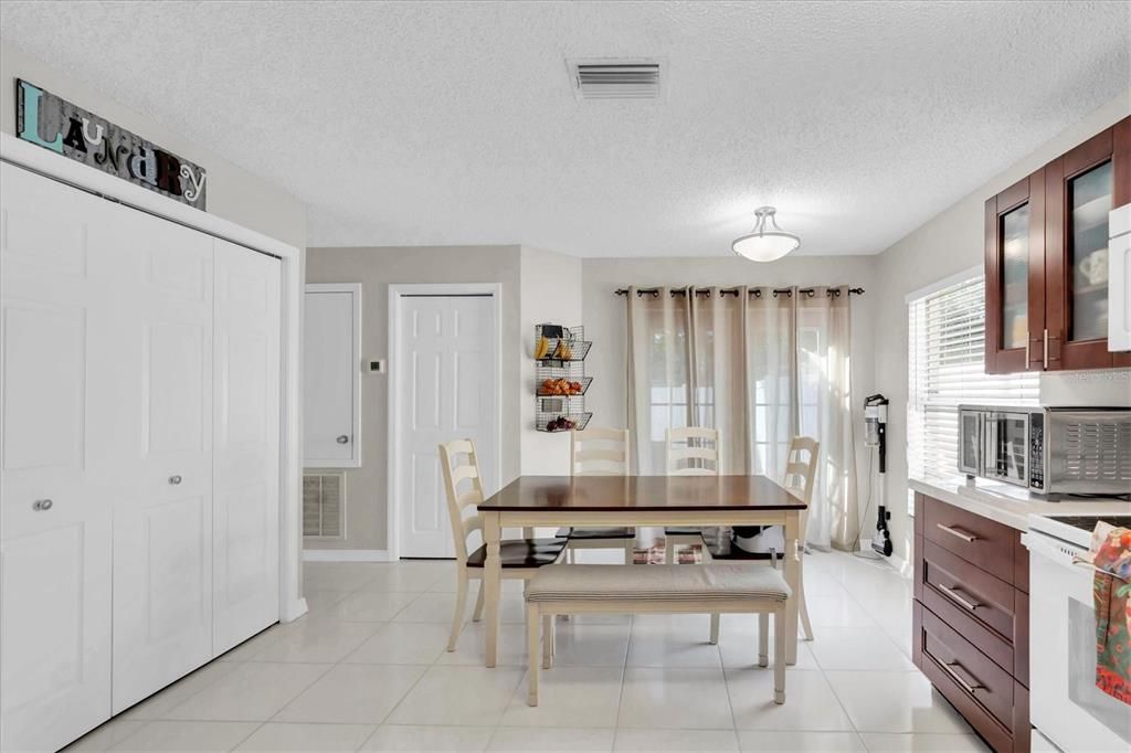 Под контрактом: $330,000 (3 спален, 2 ванн, 1456 Квадратных фут)