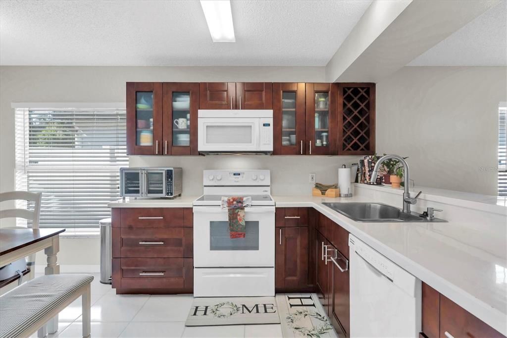 Под контрактом: $330,000 (3 спален, 2 ванн, 1456 Квадратных фут)