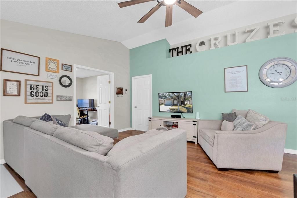 Под контрактом: $330,000 (3 спален, 2 ванн, 1456 Квадратных фут)