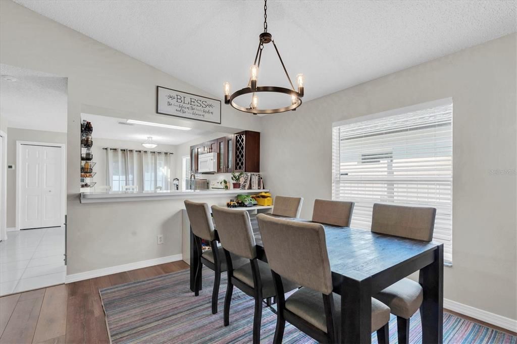 Под контрактом: $330,000 (3 спален, 2 ванн, 1456 Квадратных фут)