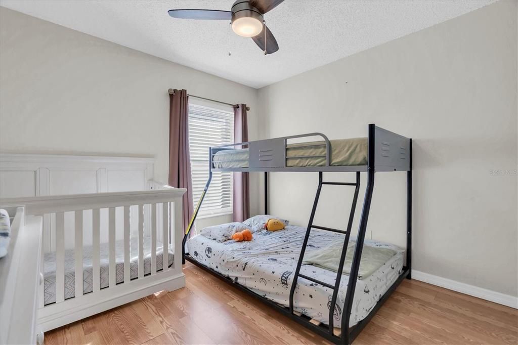 Под контрактом: $330,000 (3 спален, 2 ванн, 1456 Квадратных фут)