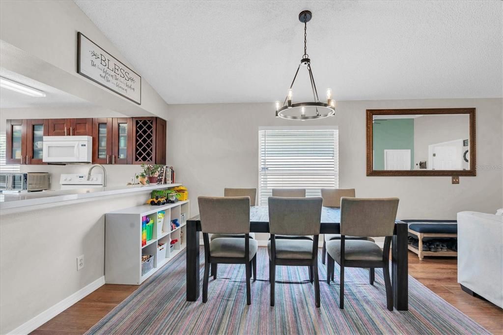 Под контрактом: $330,000 (3 спален, 2 ванн, 1456 Квадратных фут)