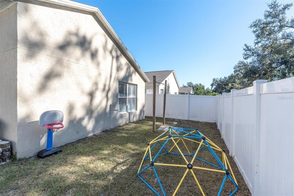 Под контрактом: $330,000 (3 спален, 2 ванн, 1456 Квадратных фут)