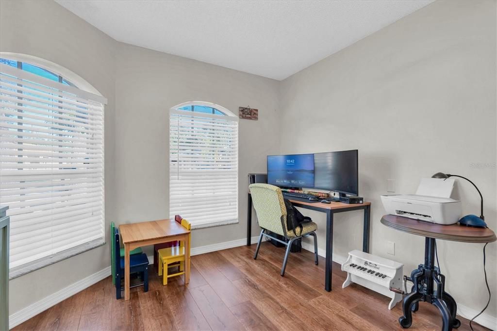 Под контрактом: $330,000 (3 спален, 2 ванн, 1456 Квадратных фут)