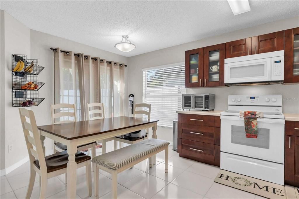 Под контрактом: $330,000 (3 спален, 2 ванн, 1456 Квадратных фут)