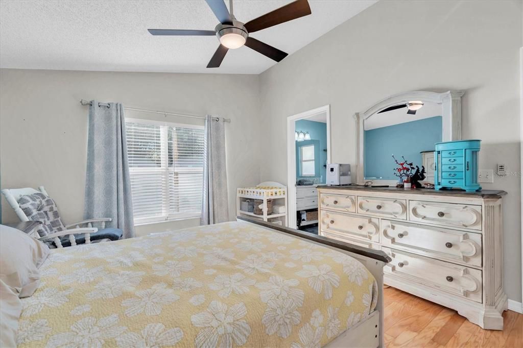 Под контрактом: $330,000 (3 спален, 2 ванн, 1456 Квадратных фут)