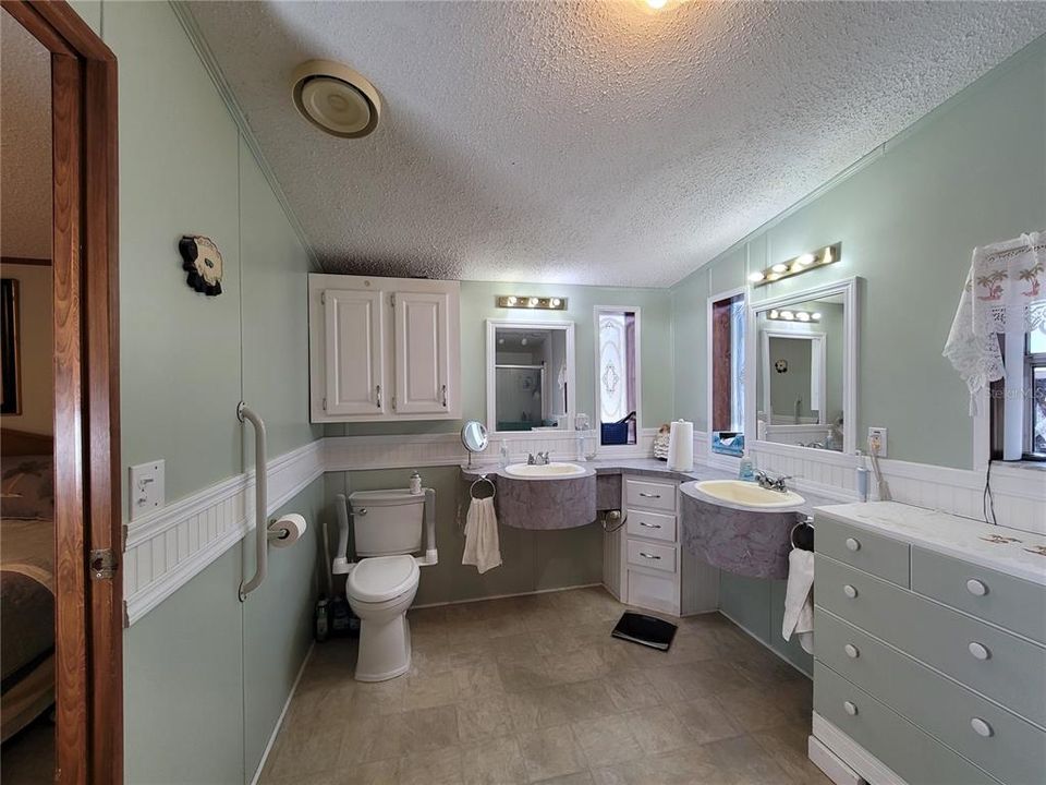 На продажу: $209,900 (2 спален, 2 ванн, 1056 Квадратных фут)