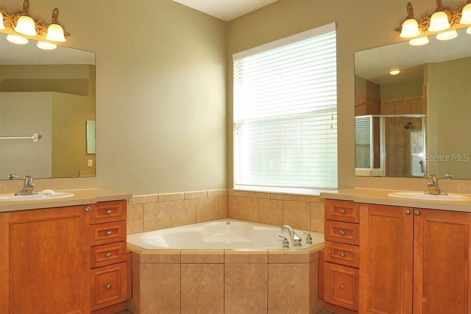 В аренду: $2,350 (3 спален, 2 ванн, 2323 Квадратных фут)