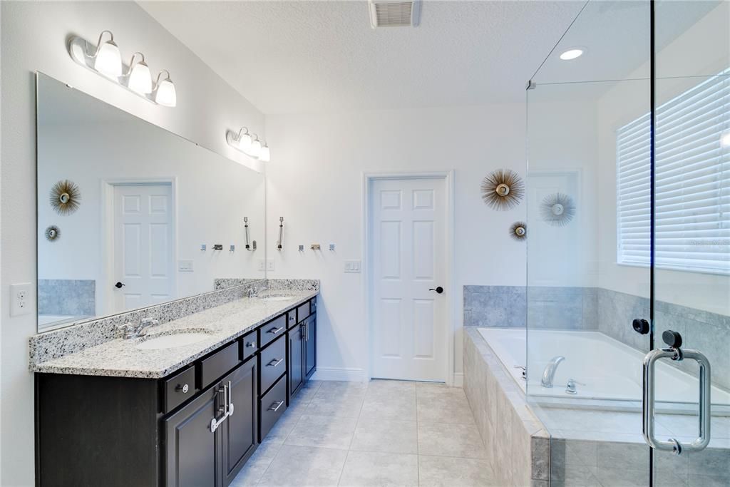 En Venta: $860,000 (5 camas, 4 baños, 3633 Pies cuadrados)