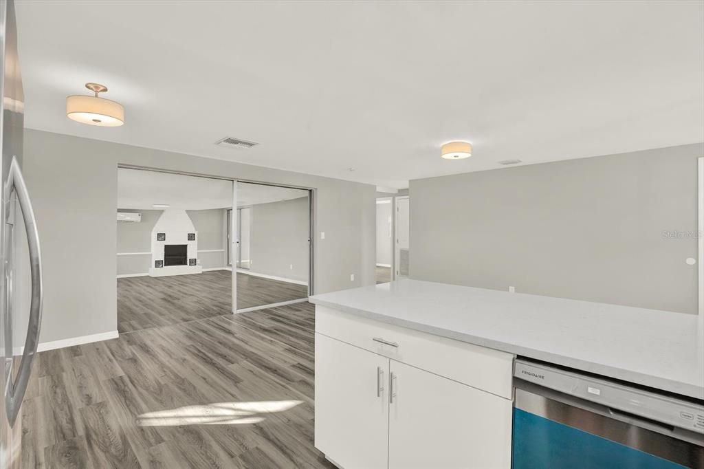 На продажу: $375,000 (4 спален, 2 ванн, 1767 Квадратных фут)