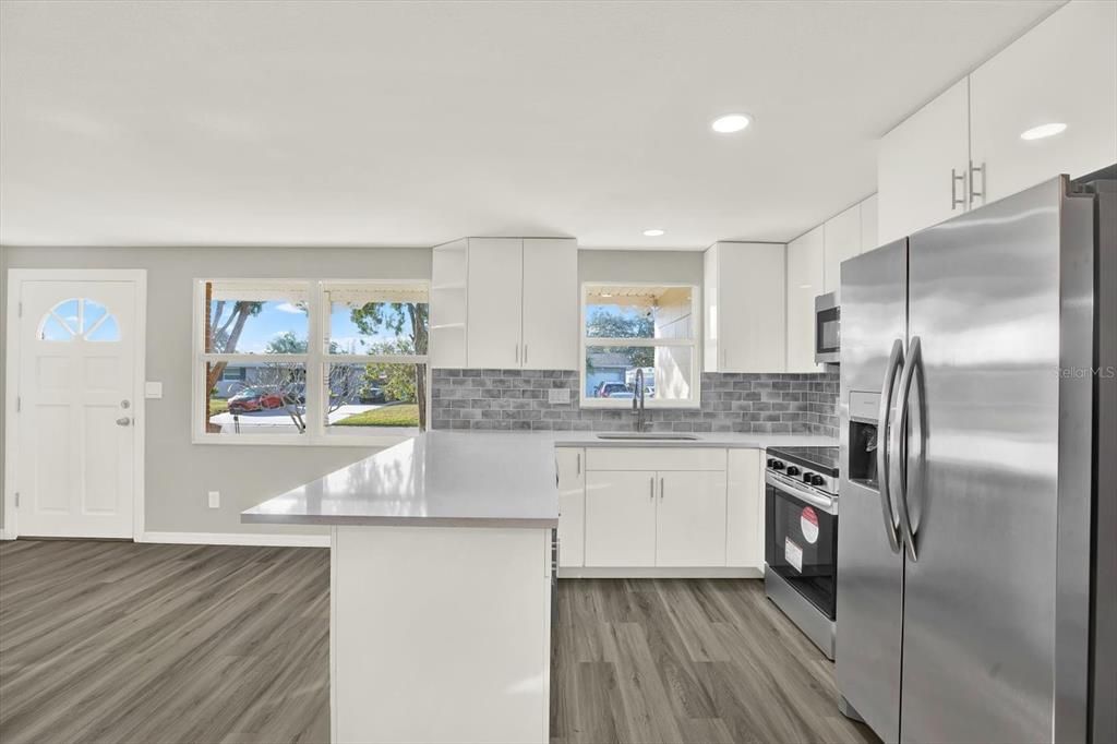 На продажу: $375,000 (4 спален, 2 ванн, 1767 Квадратных фут)