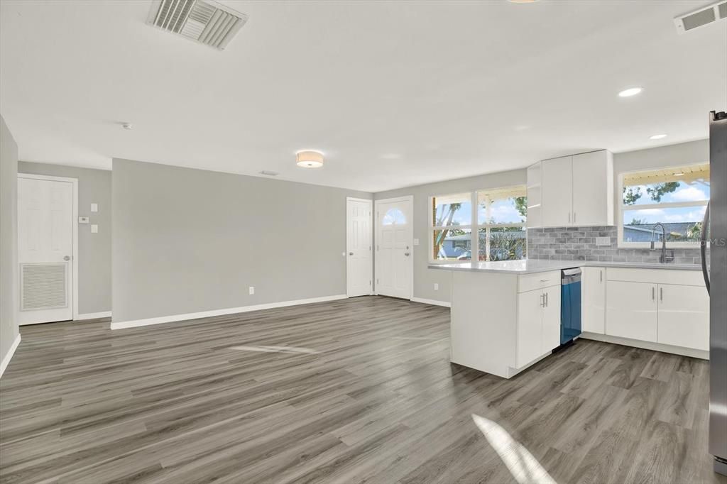 На продажу: $375,000 (4 спален, 2 ванн, 1767 Квадратных фут)