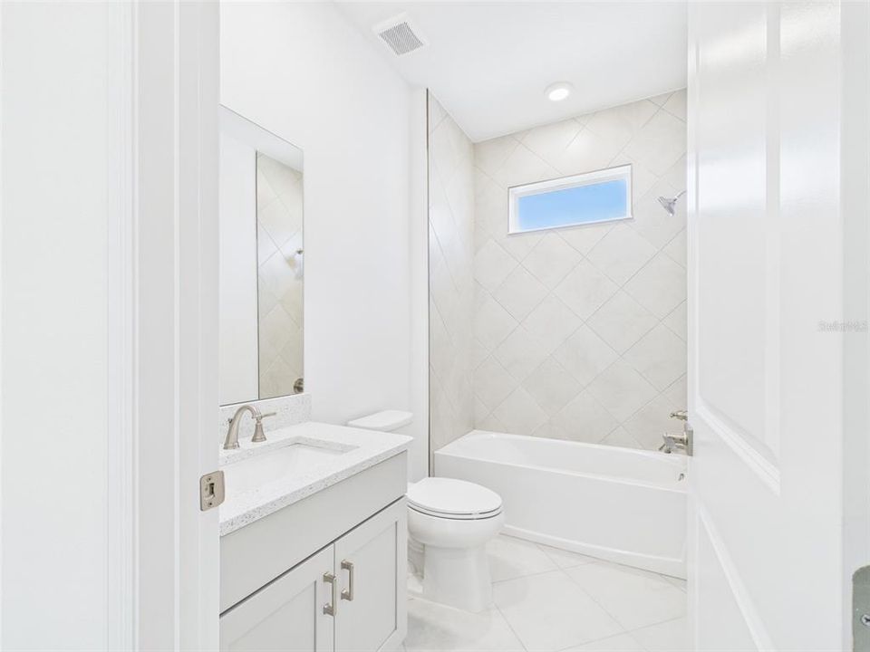 En Renta: $2,500 (4 camas, 3 baños, 2645 Pies cuadrados)