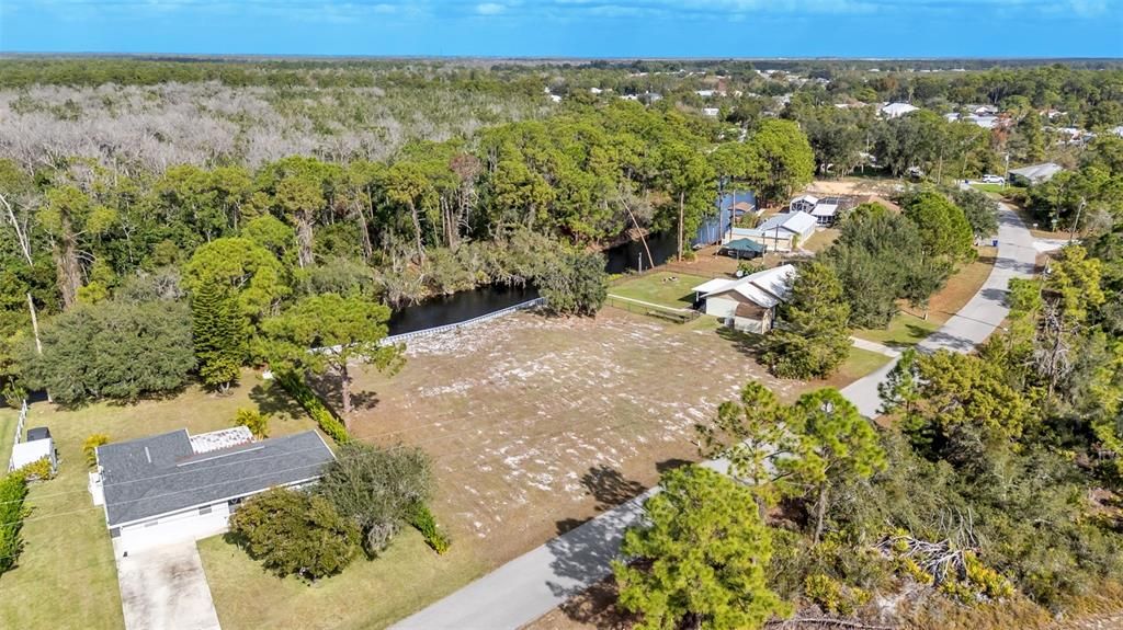 На продажу: $99,900 (0.22 acres)