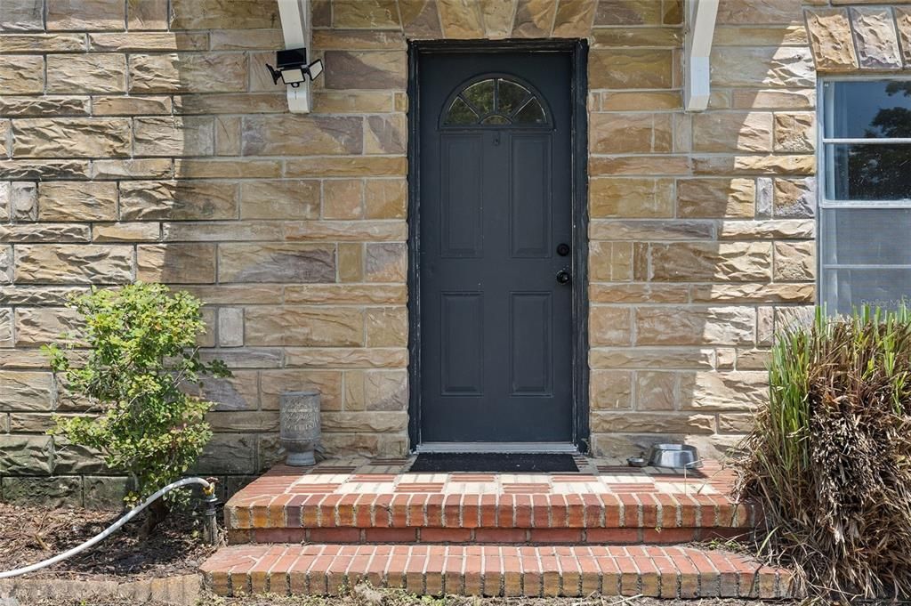 For Sale: $169,900 (2 beds, 1 baths, 952 Square Feet)