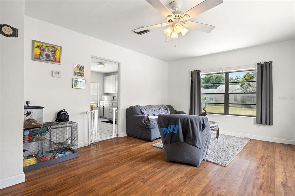 For Sale: $169,900 (2 beds, 1 baths, 952 Square Feet)