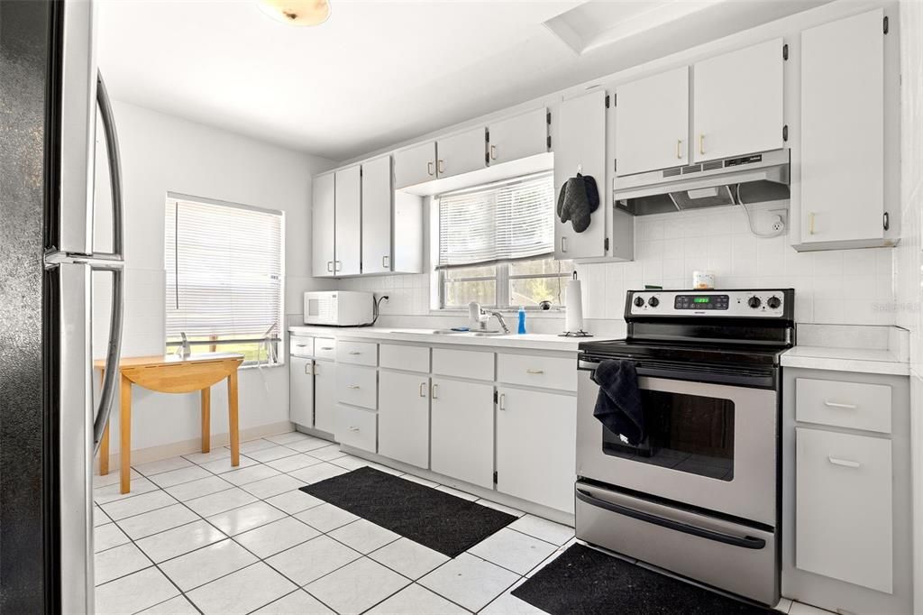 For Sale: $169,900 (2 beds, 1 baths, 952 Square Feet)