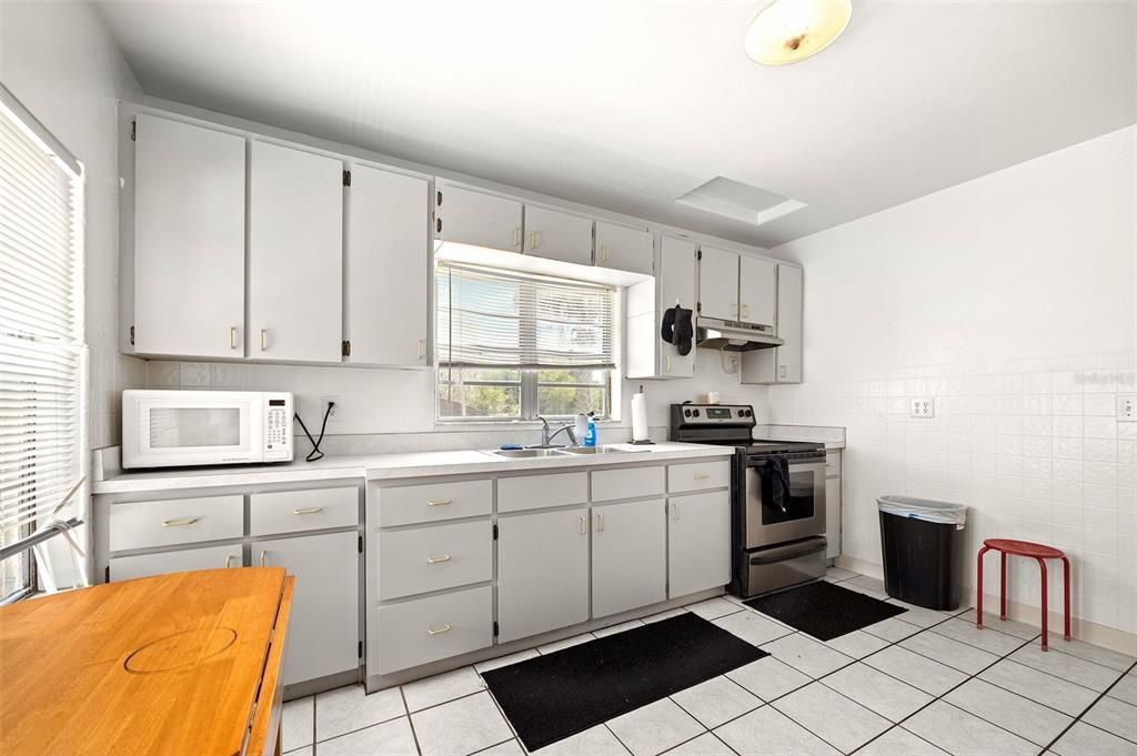 For Sale: $169,900 (2 beds, 1 baths, 952 Square Feet)