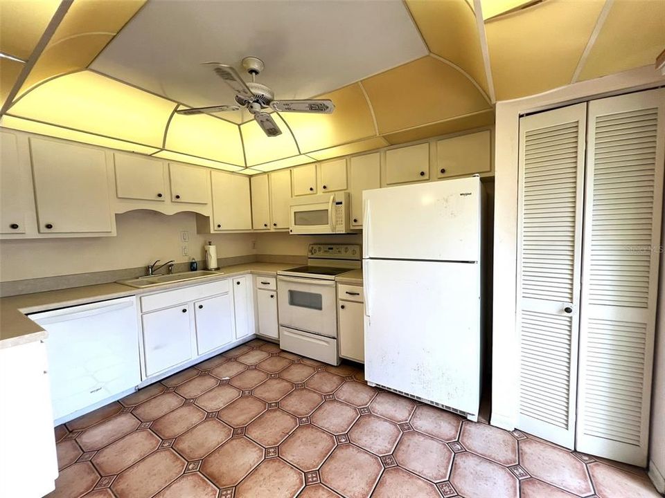 На продажу: $249,000 (2 спален, 2 ванн, 1245 Квадратных фут)