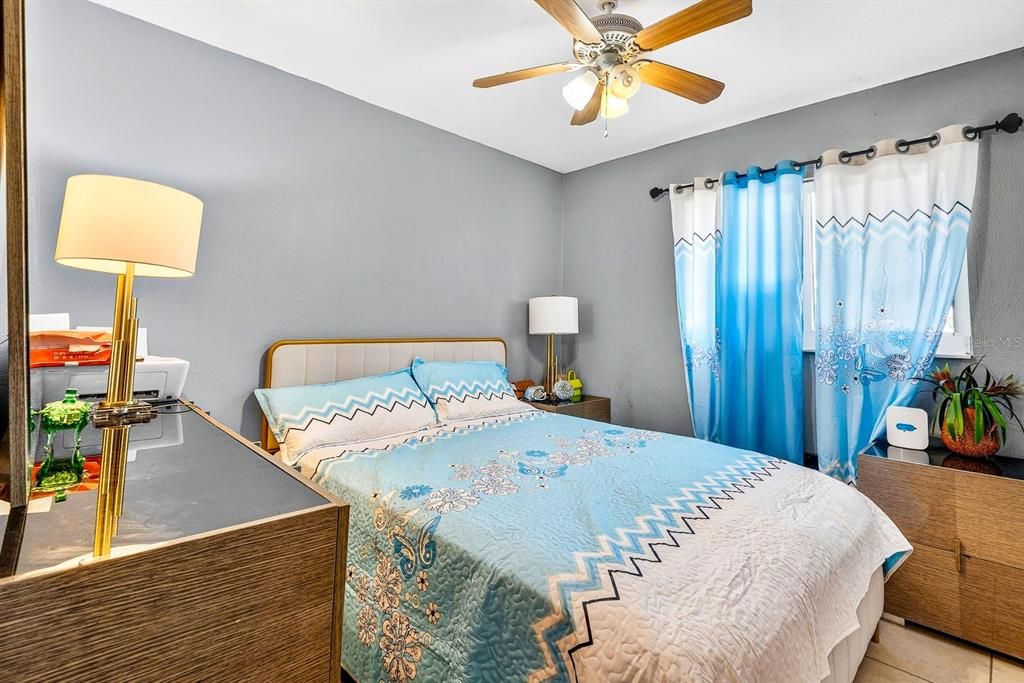 待售: $329,000 (4 贝兹, 2 浴室, 1156 平方英尺)