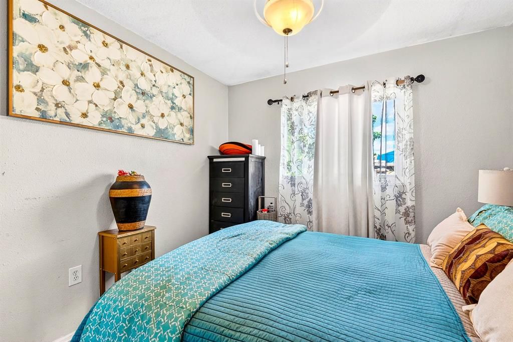 待售: $329,000 (4 贝兹, 2 浴室, 1156 平方英尺)