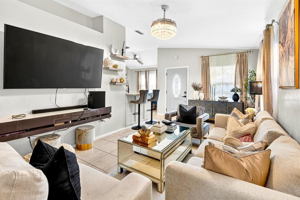 待售: $329,000 (4 贝兹, 2 浴室, 1156 平方英尺)