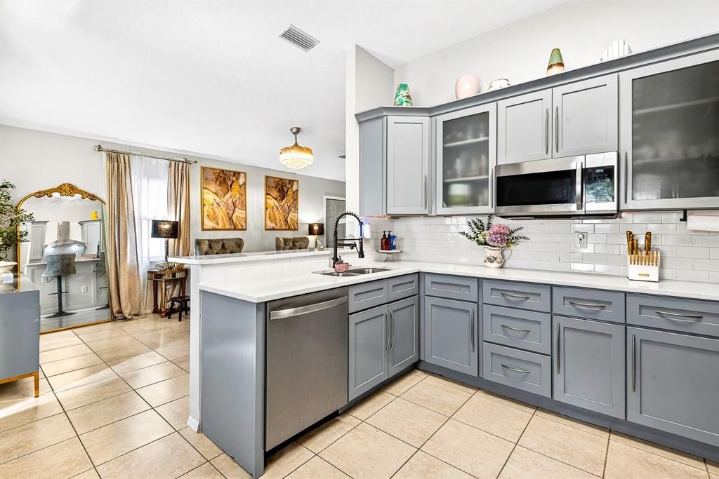 待售: $329,000 (4 贝兹, 2 浴室, 1156 平方英尺)