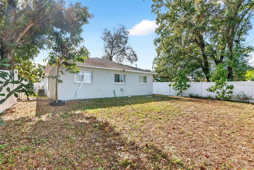 待售: $329,000 (4 贝兹, 2 浴室, 1156 平方英尺)