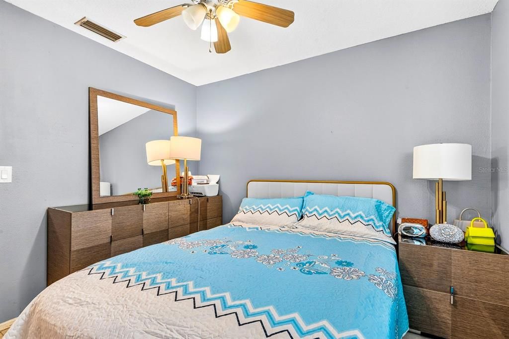 待售: $329,000 (4 贝兹, 2 浴室, 1156 平方英尺)