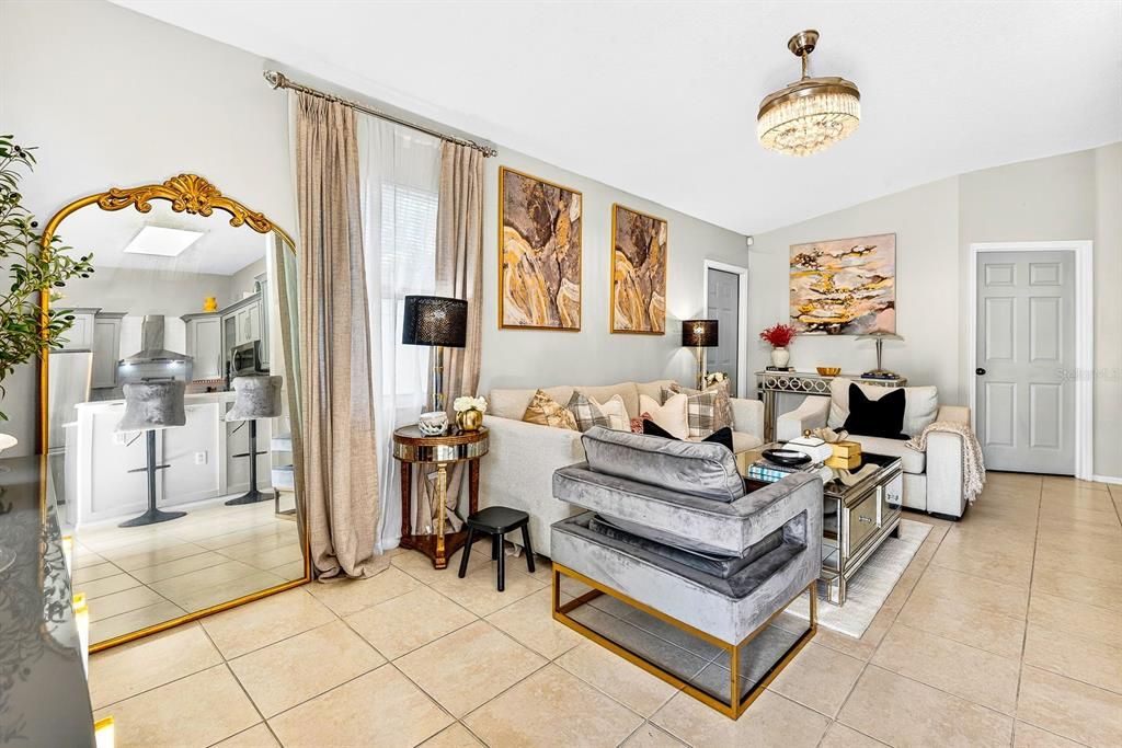 待售: $329,000 (4 贝兹, 2 浴室, 1156 平方英尺)