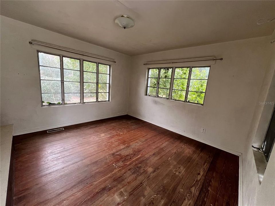 На продажу: $209,900 (2 спален, 1 ванн, 1056 Квадратных фут)