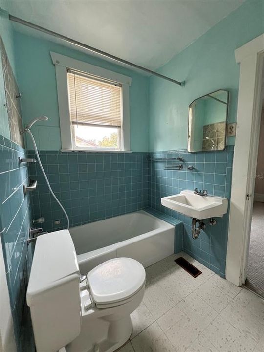 На продажу: $209,900 (2 спален, 1 ванн, 1056 Квадратных фут)