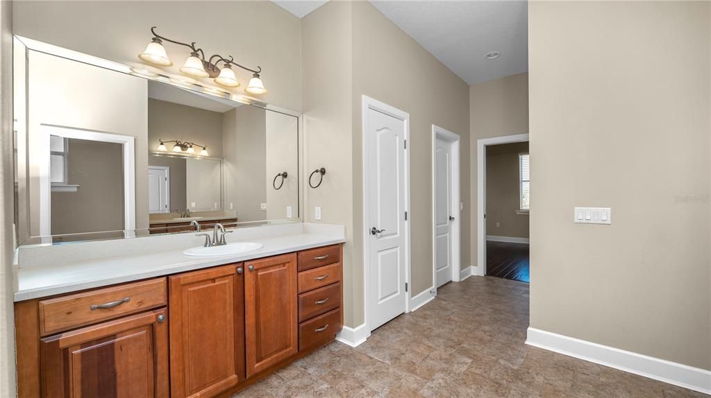 En Venta: $422,500 (4 camas, 3 baños, 2585 Pies cuadrados)