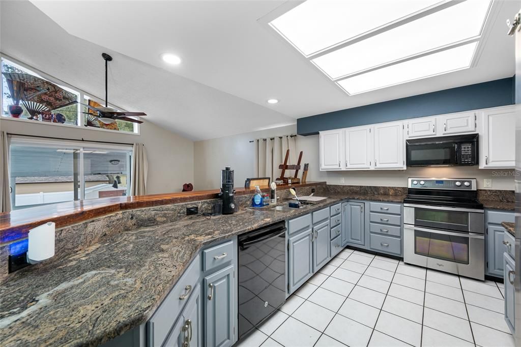 На продажу: $519,900 (4 спален, 2 ванн, 2454 Квадратных фут)