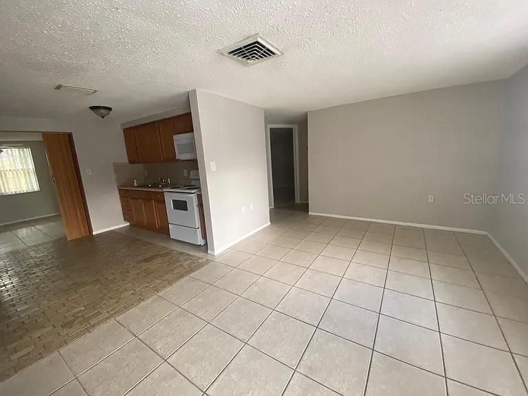 На продажу: $220,000 (2 спален, 2 ванн, 874 Квадратных фут)