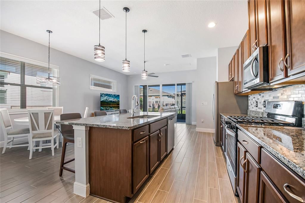 For Sale: $327,500 (2 beds, 2 baths, 1464 Square Feet)