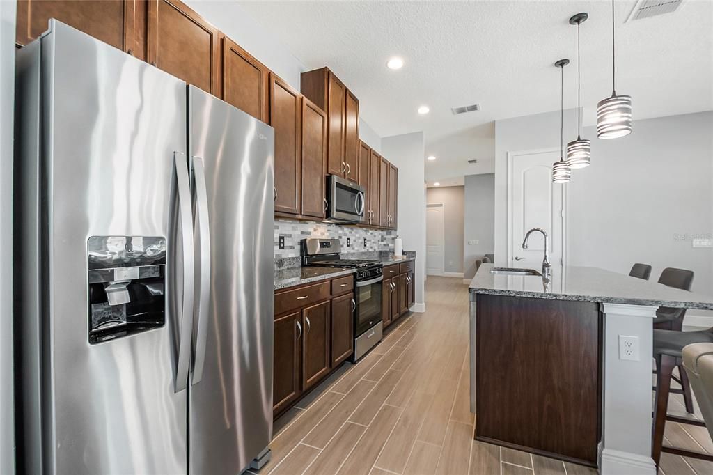 For Sale: $327,500 (2 beds, 2 baths, 1464 Square Feet)