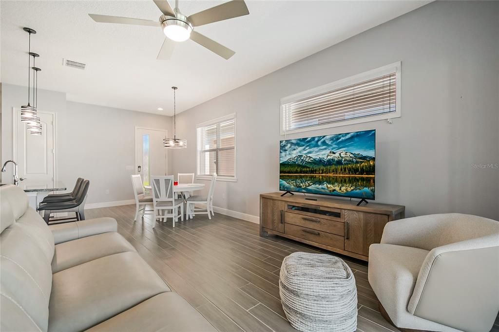 For Sale: $327,500 (2 beds, 2 baths, 1464 Square Feet)