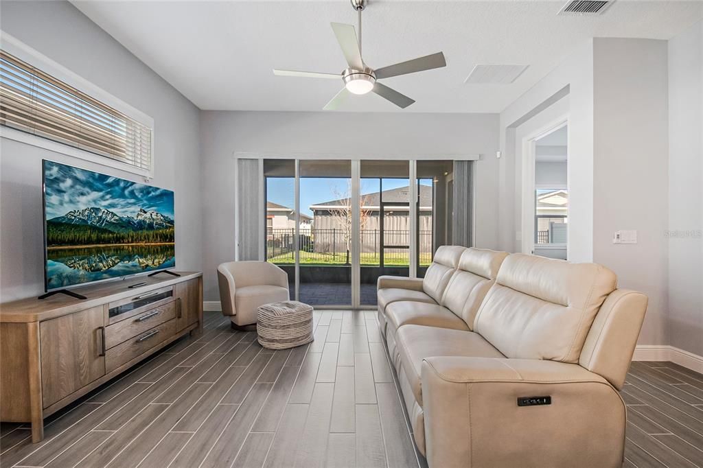 For Sale: $327,500 (2 beds, 2 baths, 1464 Square Feet)