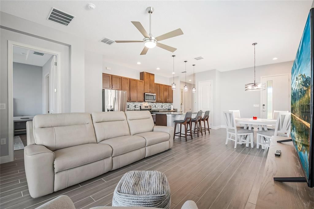 For Sale: $327,500 (2 beds, 2 baths, 1464 Square Feet)