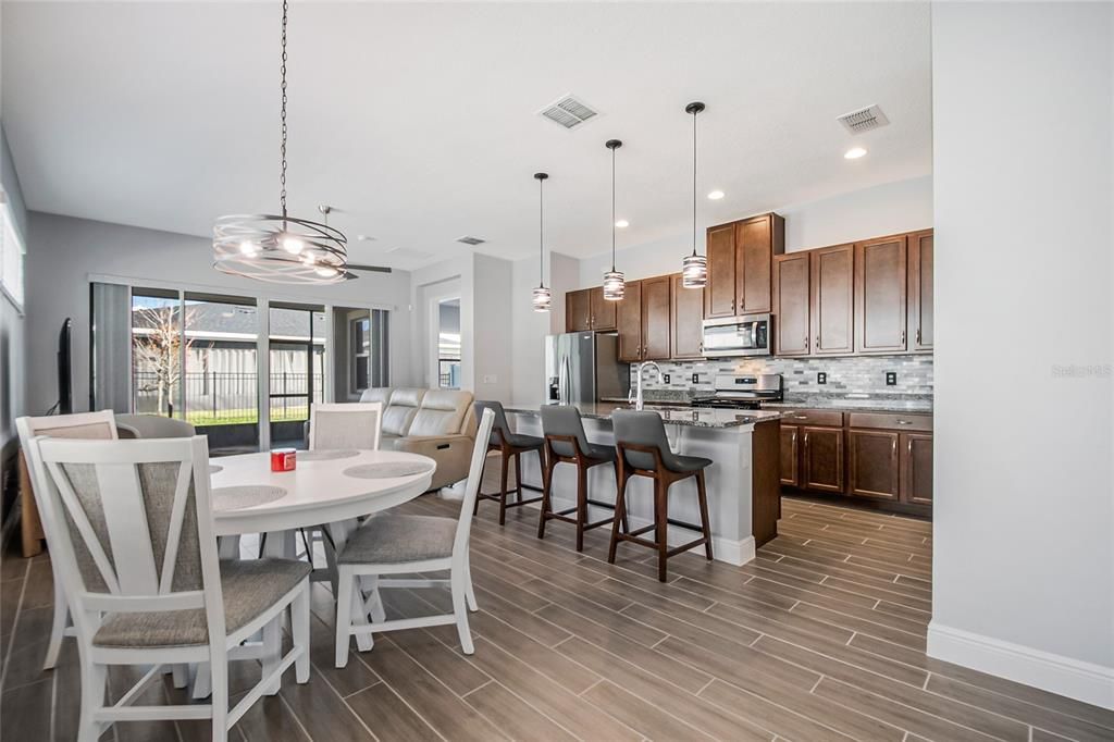 For Sale: $327,500 (2 beds, 2 baths, 1464 Square Feet)