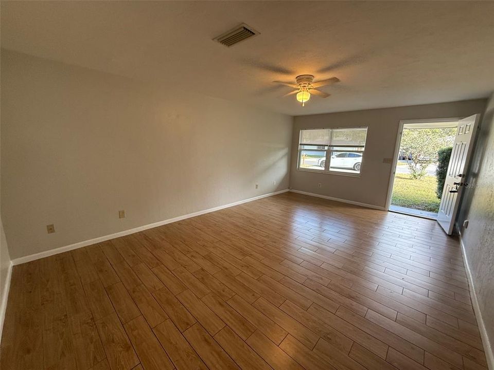 En Venta: $245,000 (3 camas, 2 baños, 1122 Pies cuadrados)