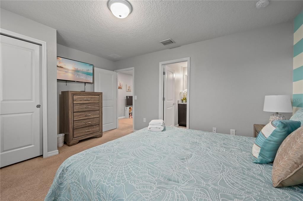 For Rent: $2,899 (5 beds, 4 baths, 2492 Square Feet)