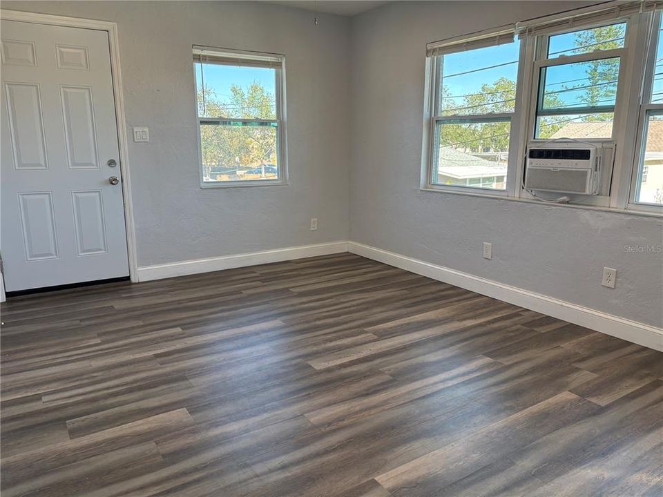 For Rent: $1,250 (1 beds, 1 baths, 400 Square Feet)