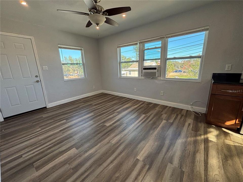 For Rent: $1,250 (1 beds, 1 baths, 400 Square Feet)