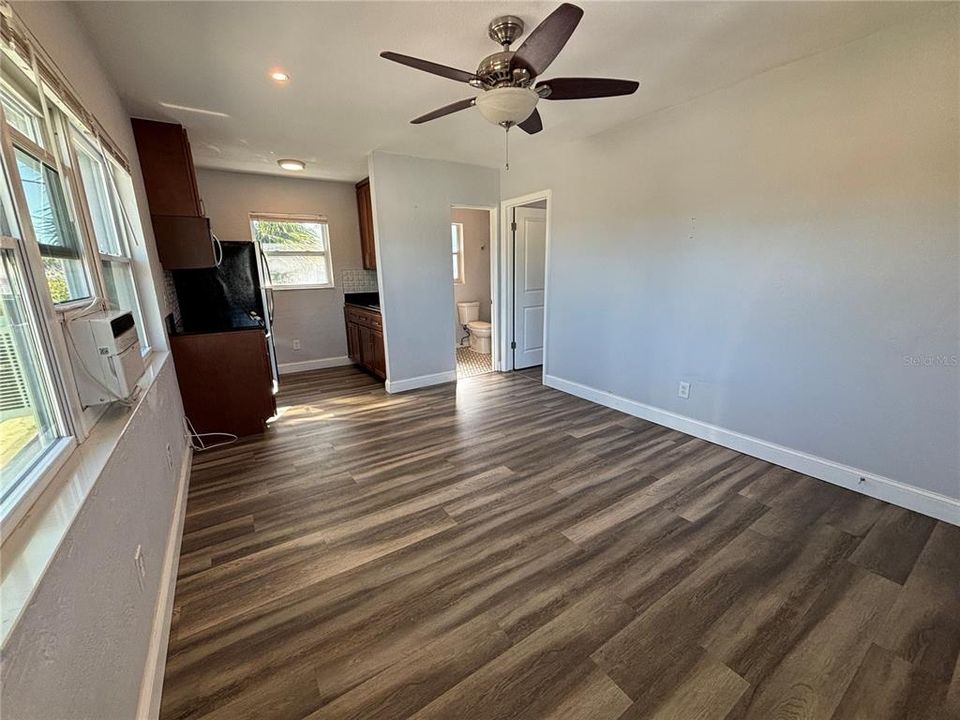 For Rent: $1,250 (1 beds, 1 baths, 400 Square Feet)