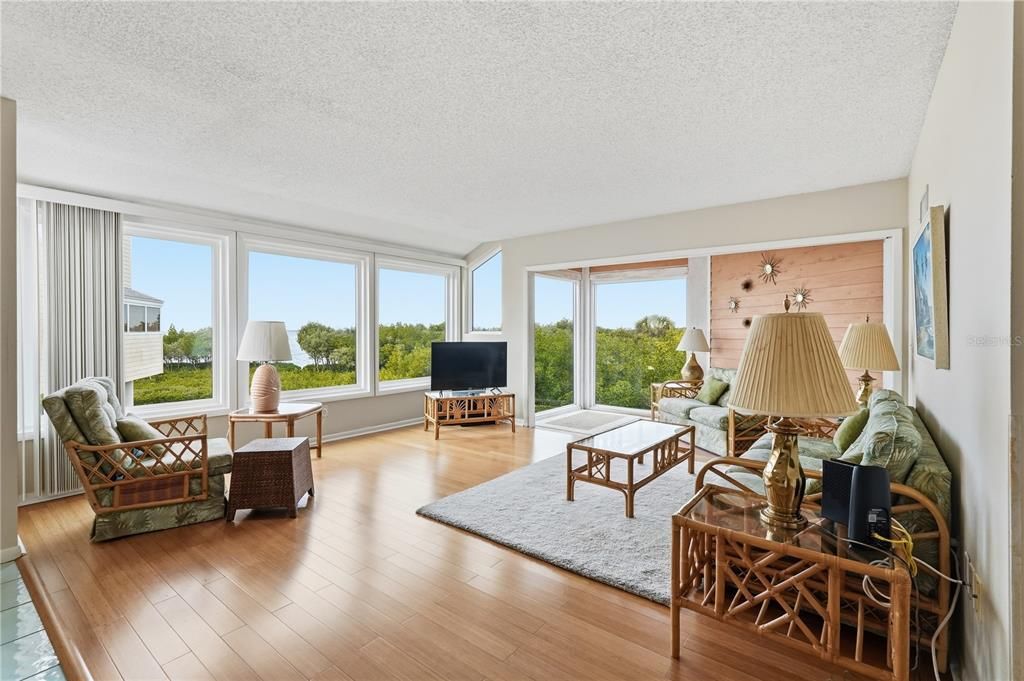 На продажу: $235,000 (2 спален, 1 ванн, 1220 Квадратных фут)