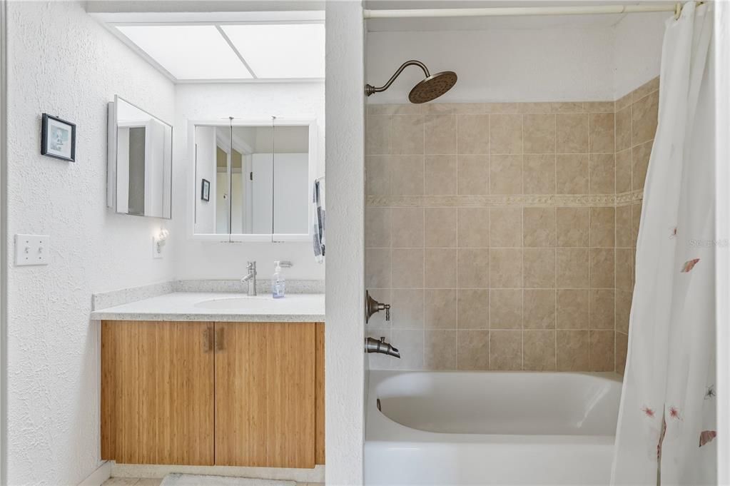 На продажу: $235,000 (2 спален, 1 ванн, 1220 Квадратных фут)