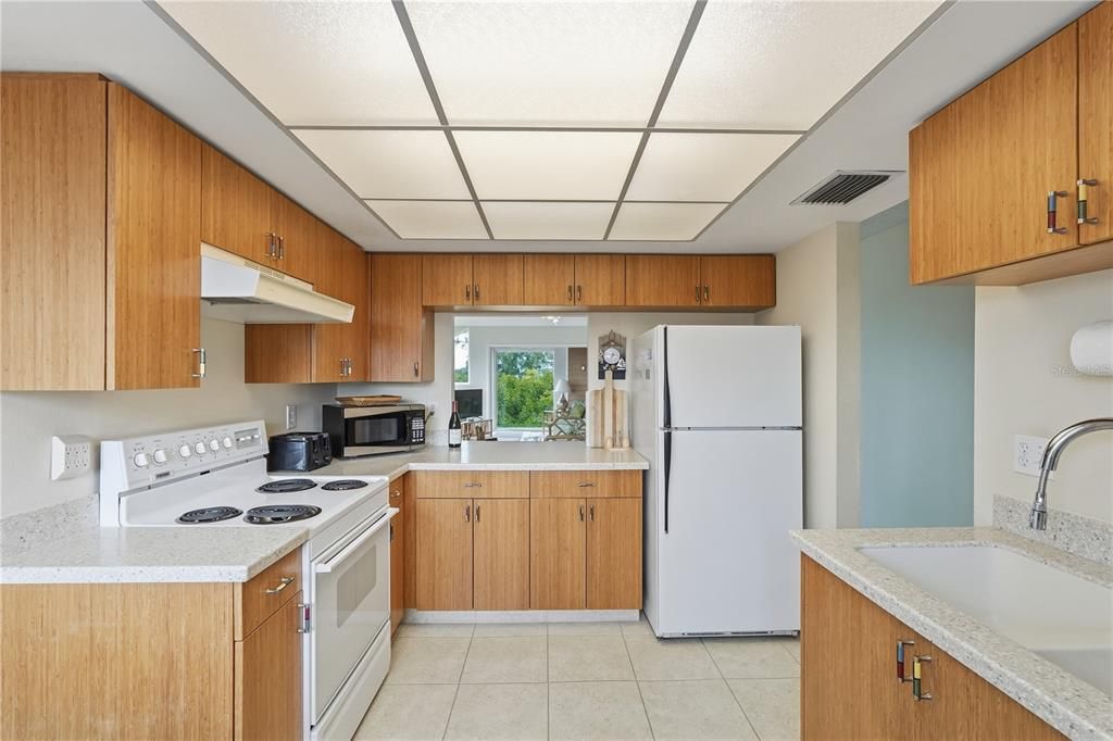 На продажу: $235,000 (2 спален, 1 ванн, 1220 Квадратных фут)