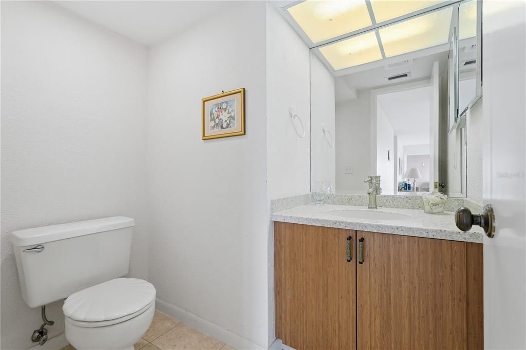 На продажу: $235,000 (2 спален, 1 ванн, 1220 Квадратных фут)